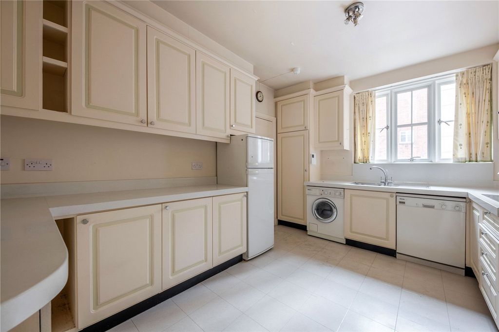 Property photo 3 of 11 Kitchen