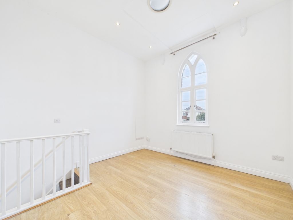 Property photo 3 of 11 Cam01740G0-Pr0584-Still005
