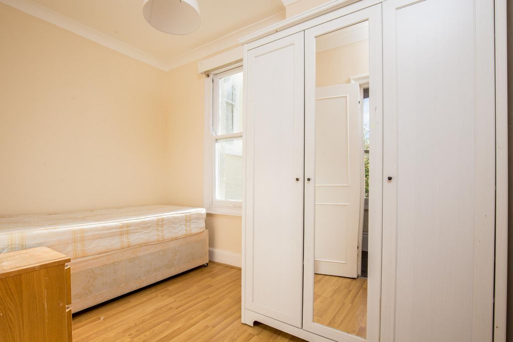 Property photo 2 of 6 Bedroom