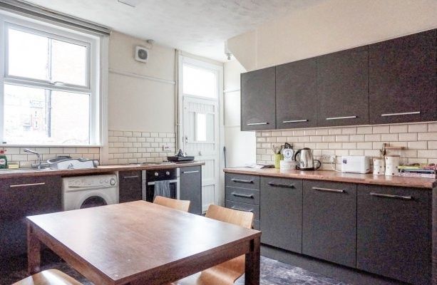 Property photo 2 of 9 A Modern Kitchen With Ample Natural Light, Featuri...