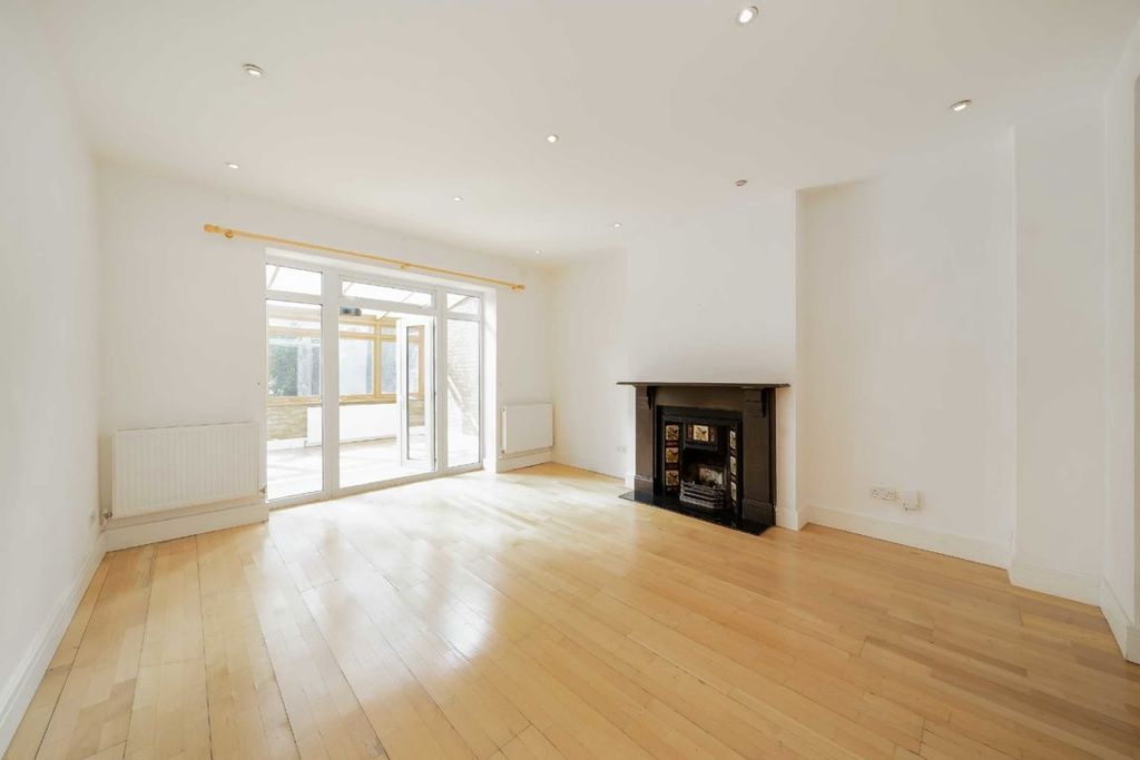 Property photo 2 of 8
