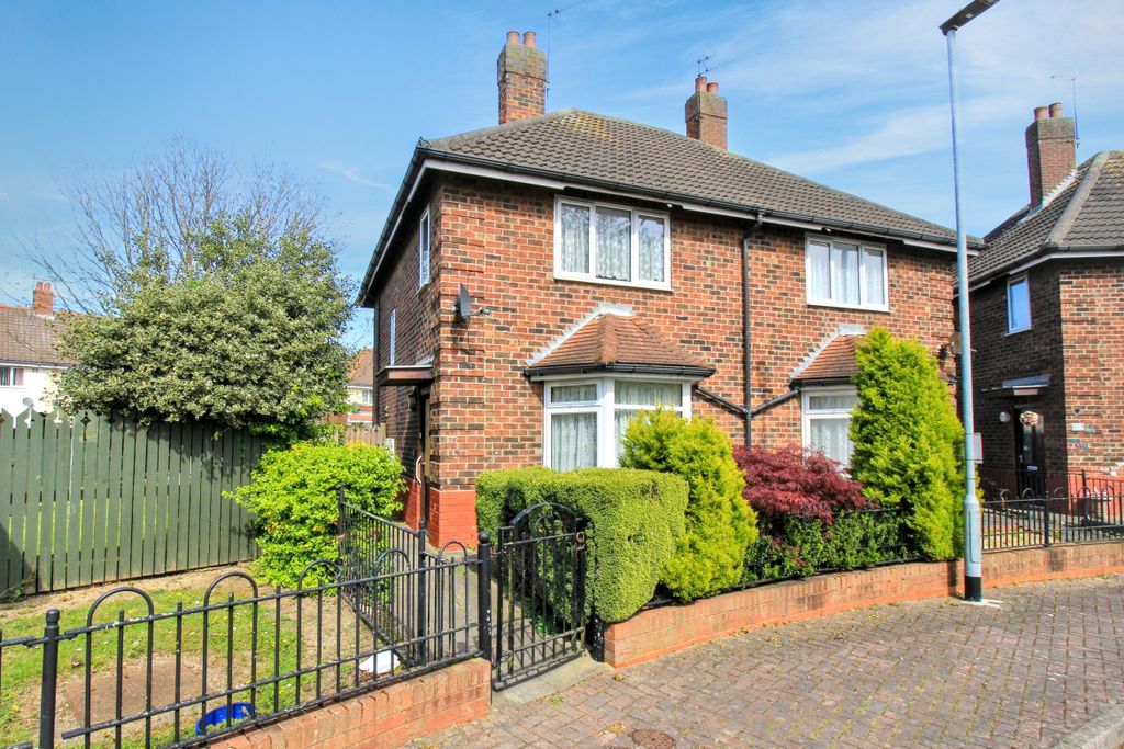 Property photo 1 of 16 37 Green Close, Hull, East Yorkshire, Hu6 8Da
