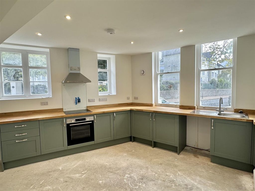 Property photo 3 of 12 Kitchen