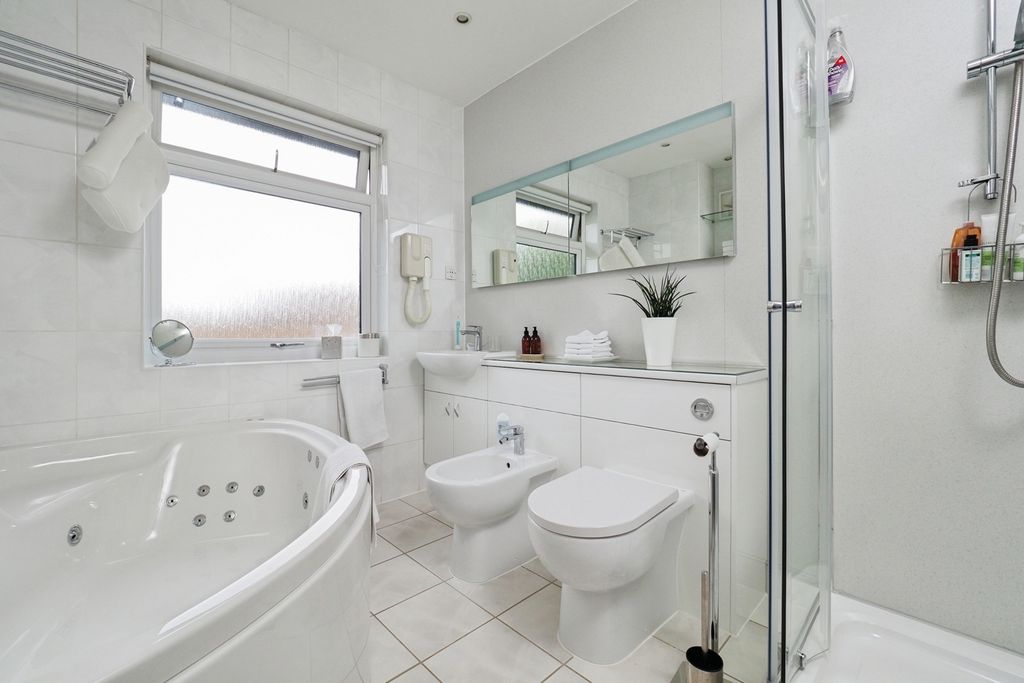 Property photo 3 of 25 Bathroom