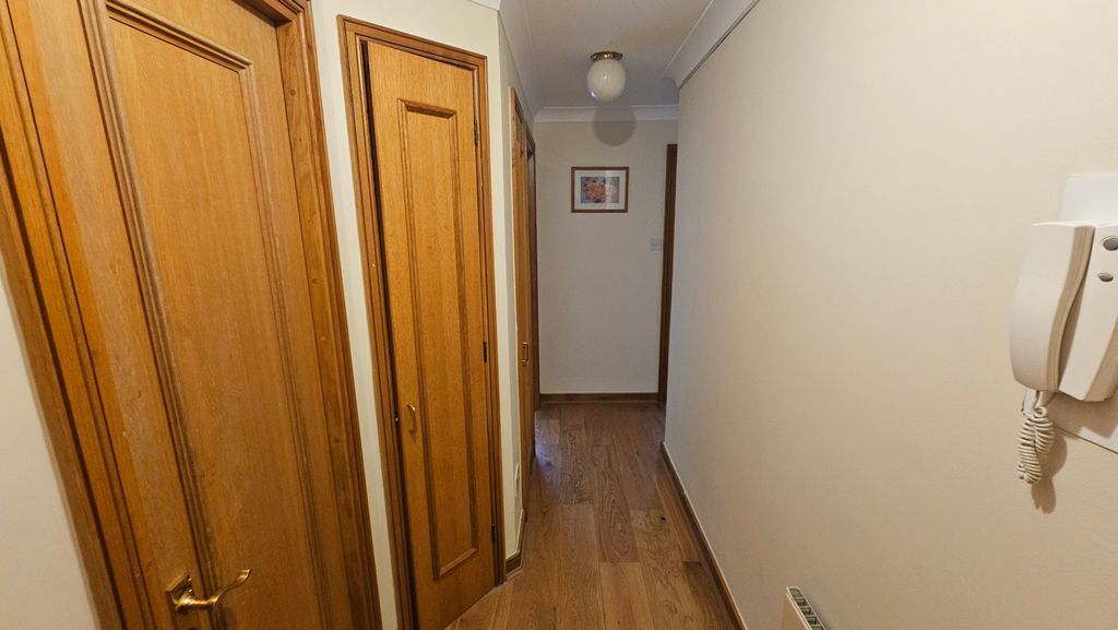 Property photo 3 of 9 Entrance Hall