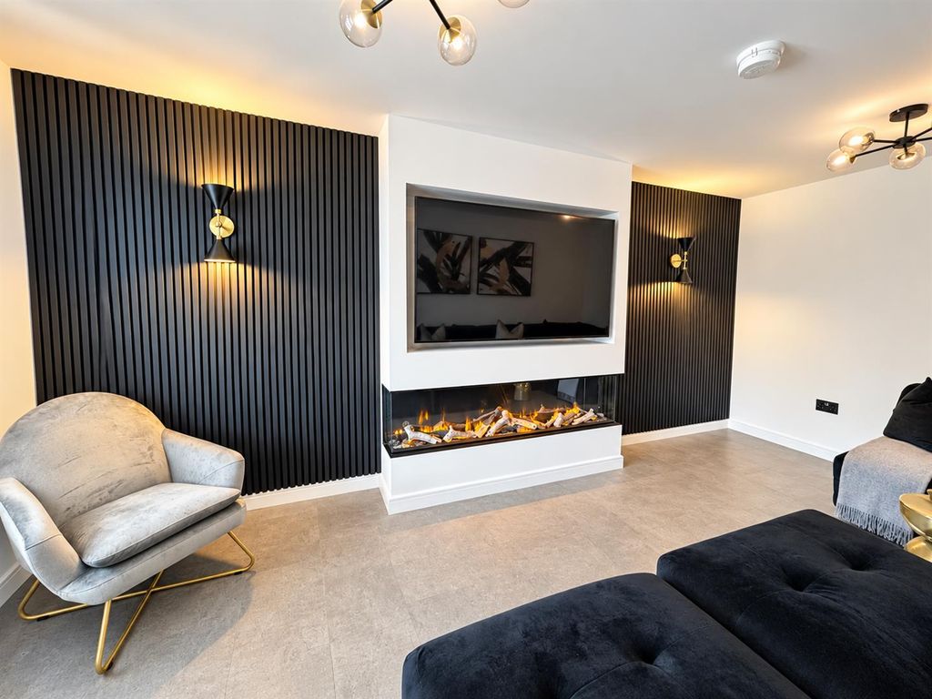 Property photo 3 of 19 Lounge