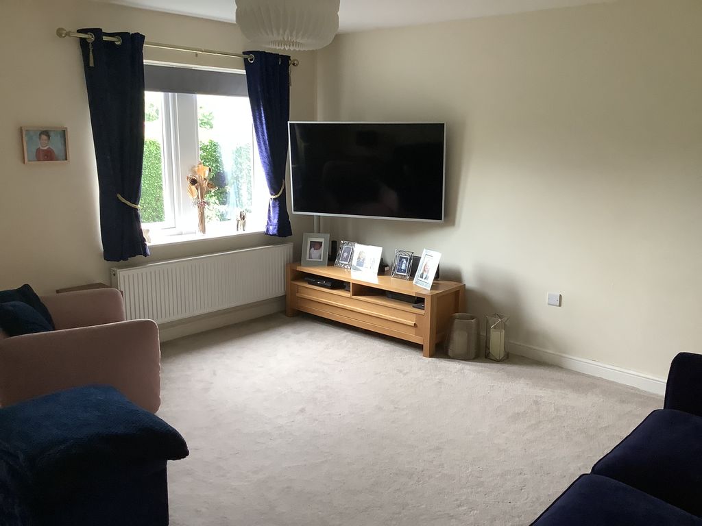 Property photo 3 of 18 Lounge
