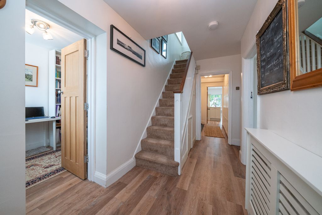 Property photo 2 of 30 208-Tring-Road-01265