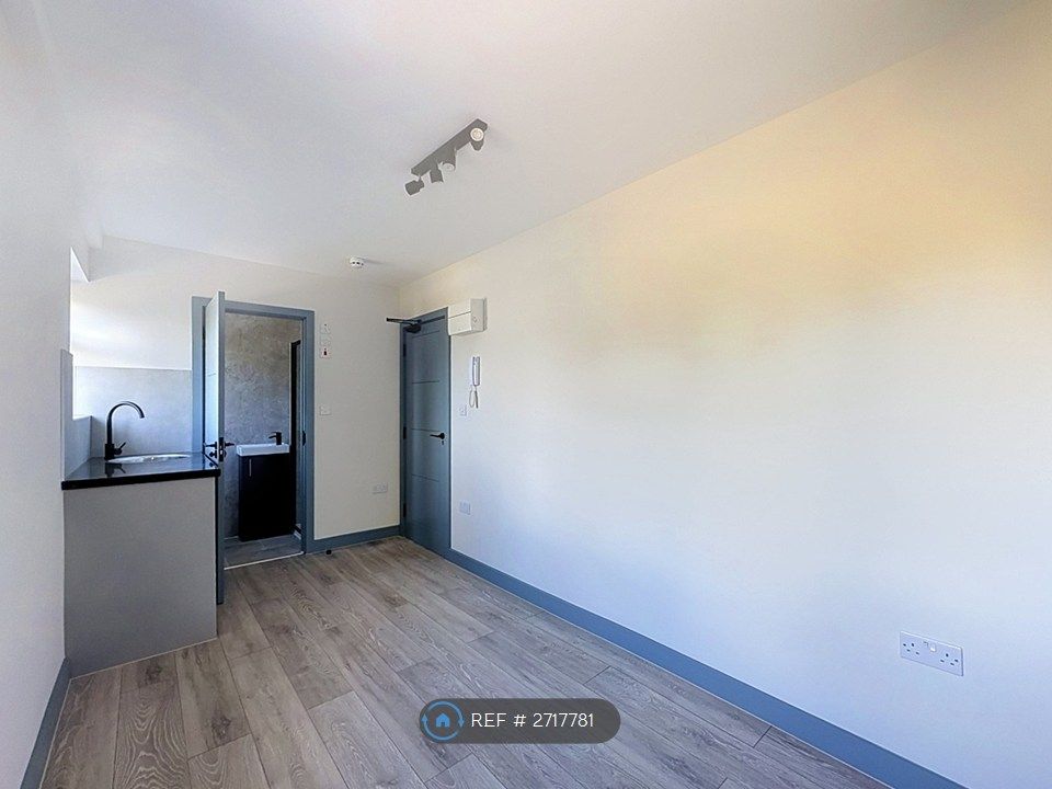Property photo 3 of 30 Room 4 - £700 Pcm