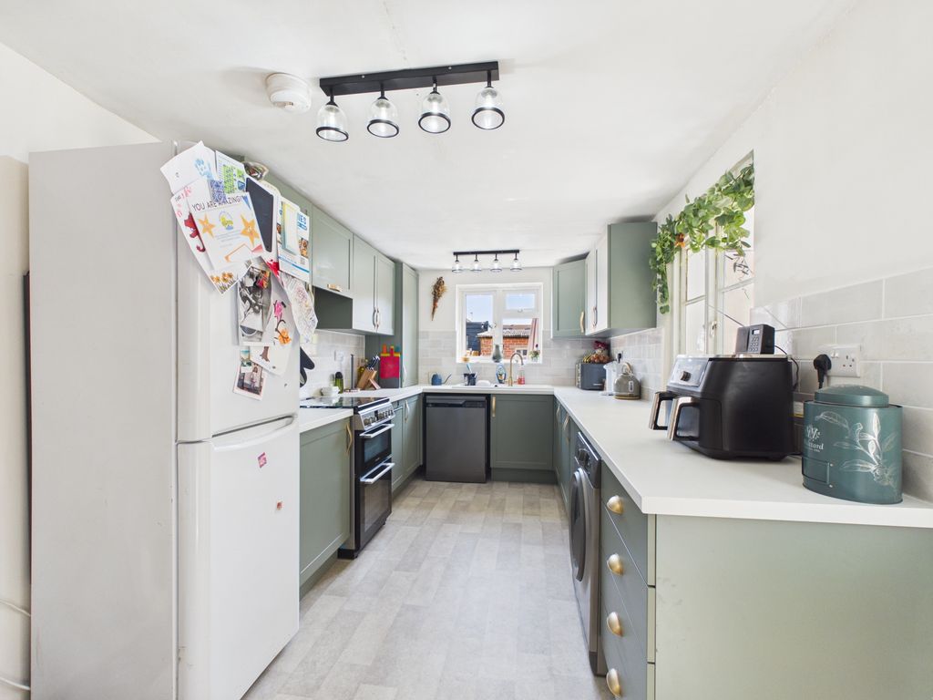 Property photo 3 of 17 Kitchen