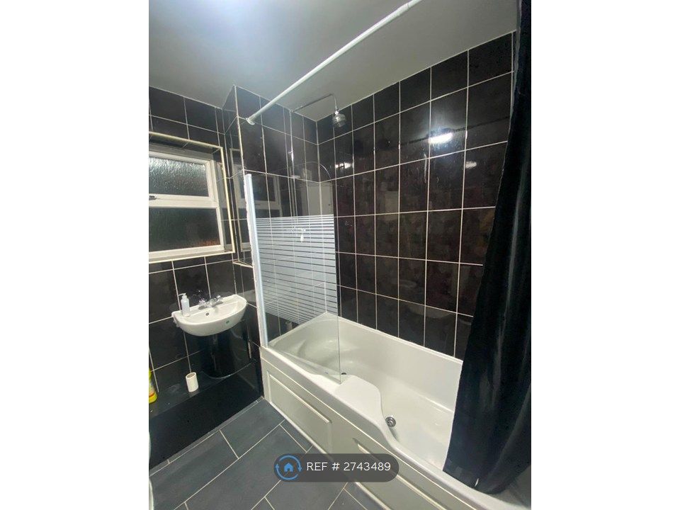 Property photo 2 of 10 Bathroom