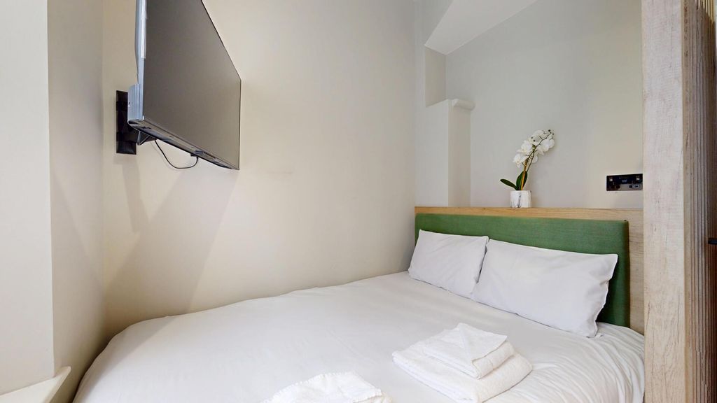 Property photo 2 of 5 Bedroom