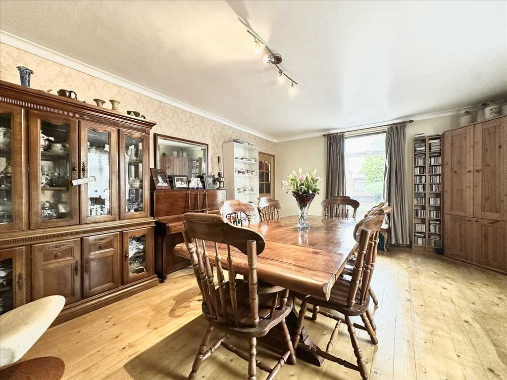Property photo 3 of 32