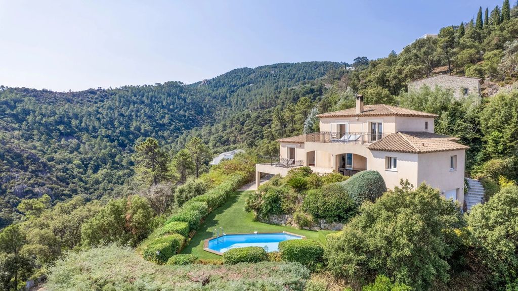 Property photo 1 of 9 3-Bedroom Provençal Villa With Panoramic Sea Views – Fréjus