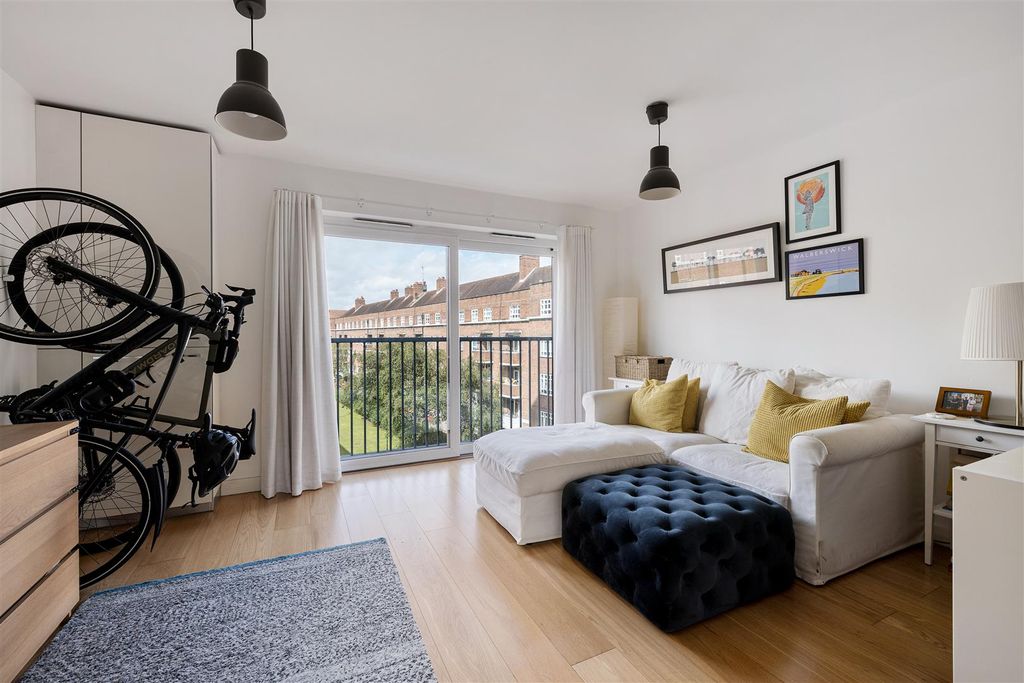 Property photo 3 of 20 Cresset Road, E9