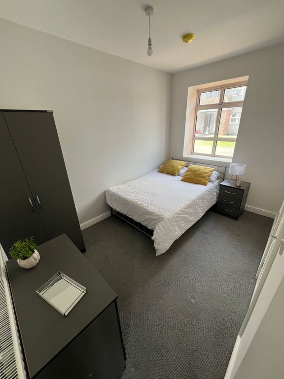 Property photo 1 of 8 A Cozy Double Bedroom Featuring A Comfortable Bed ...