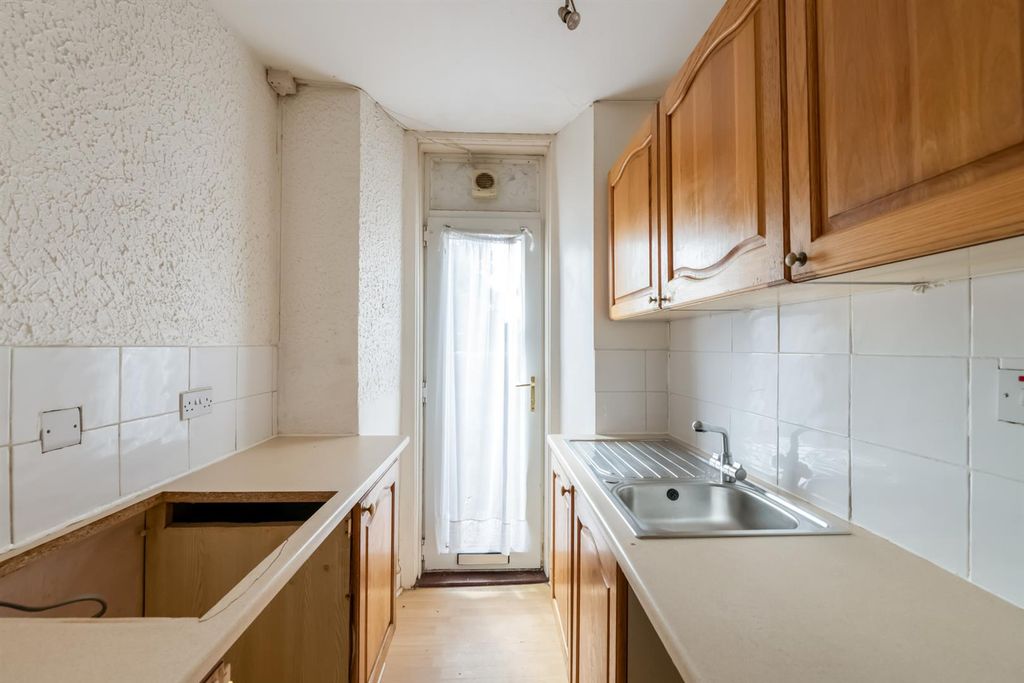 Property photo 3 of 18 Kitchen