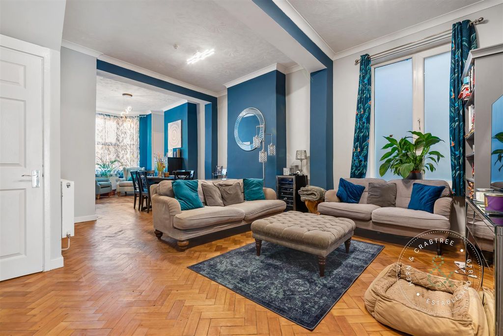 Property photo 2 of 37 Wyndham-Crescent-20.Jpg