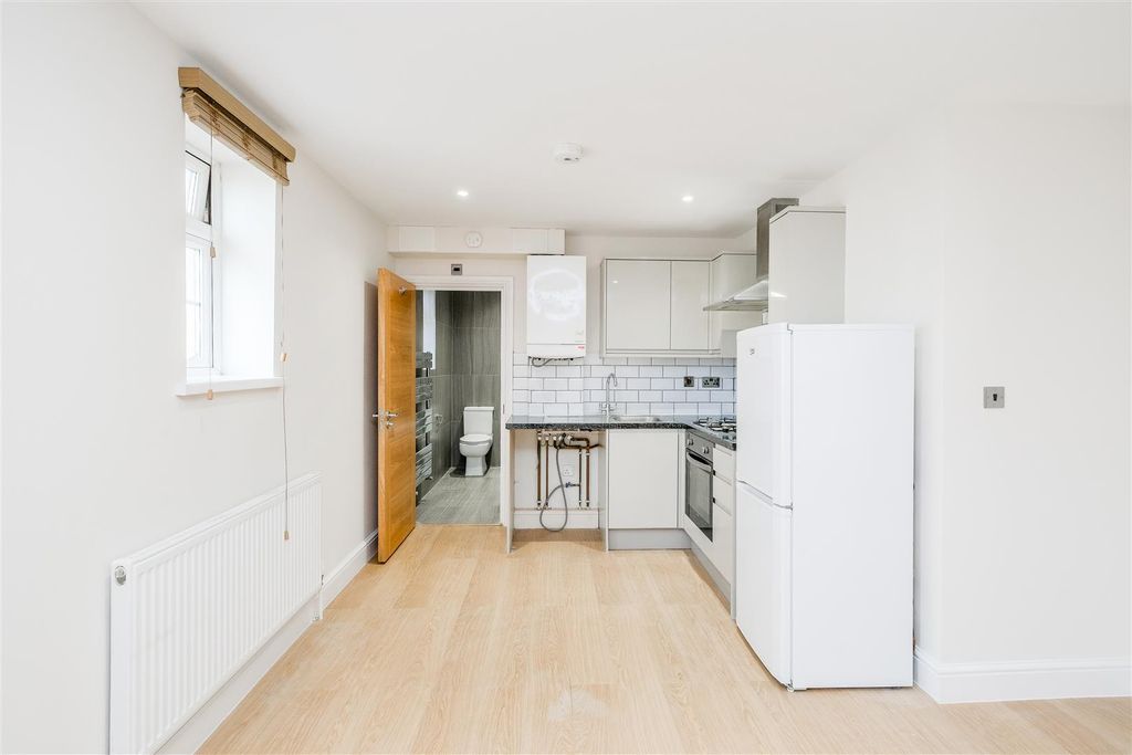 Property photo 3 of 17 8 Quayside House-7.Jpg