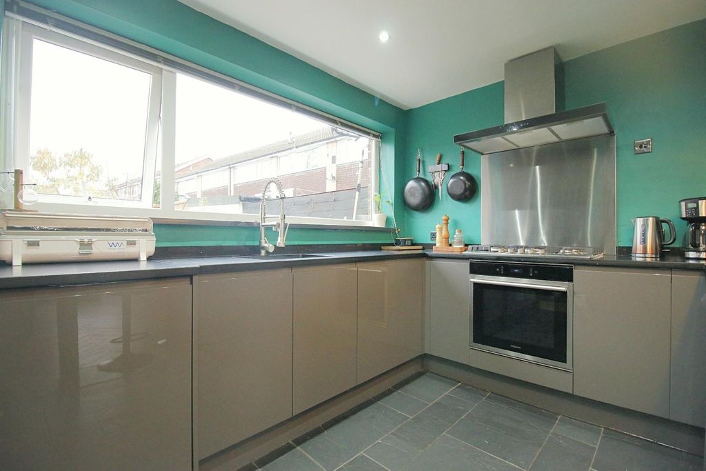 Property photo 3 of 23 Kitchen