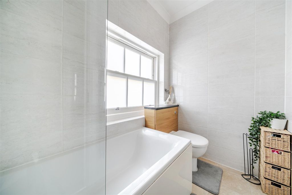 Property photo 2 of 11 Bathroom