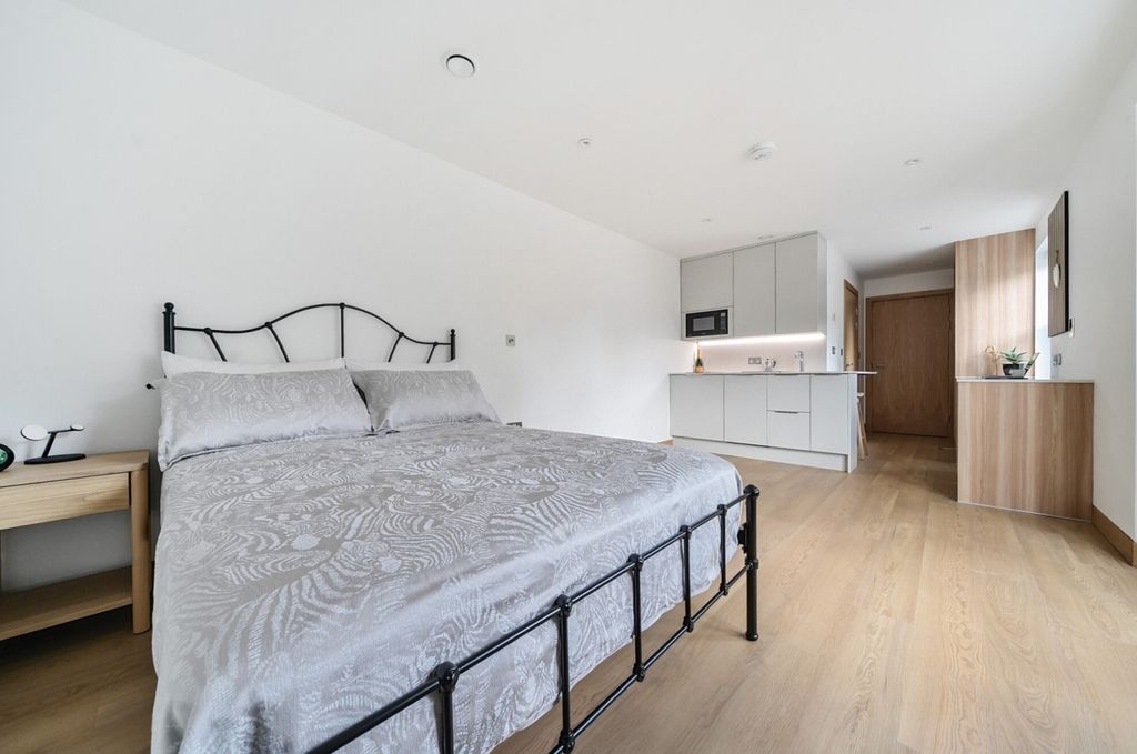 Property photo 2 of 11 Bedroom/Reception