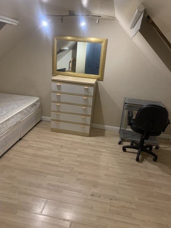 Property photo 1 of 3 Bright Bedroom With Double Bed And Study Desk...