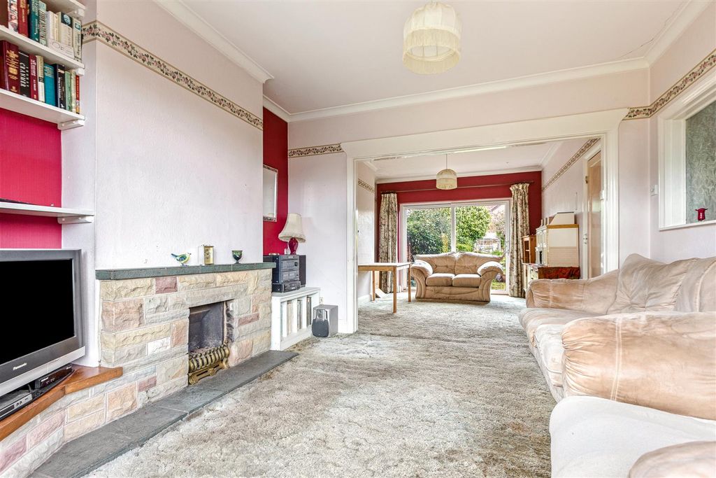 Property photo 2 of 23 Through Lounge