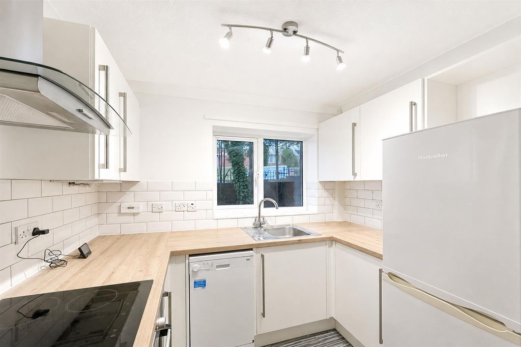 Property photo 3 of 6 Kitchen