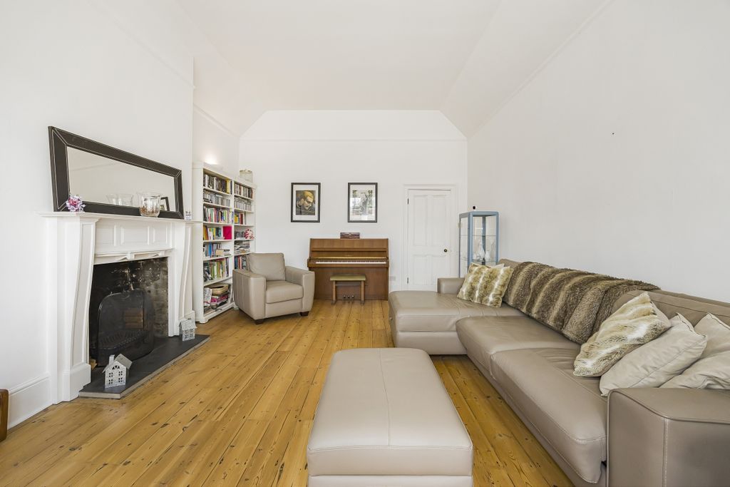 Property photo 2 of 20 Walpole House Ma...