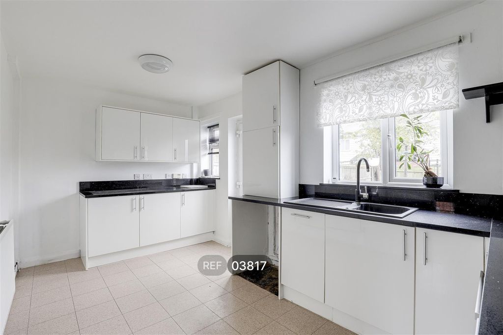 Property photo 3 of 11 Kitchen