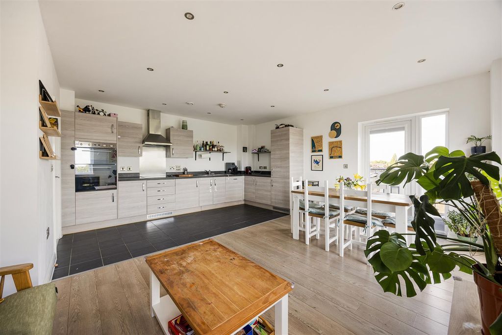 Property photo 3 of 24 Thornbury Way, E17