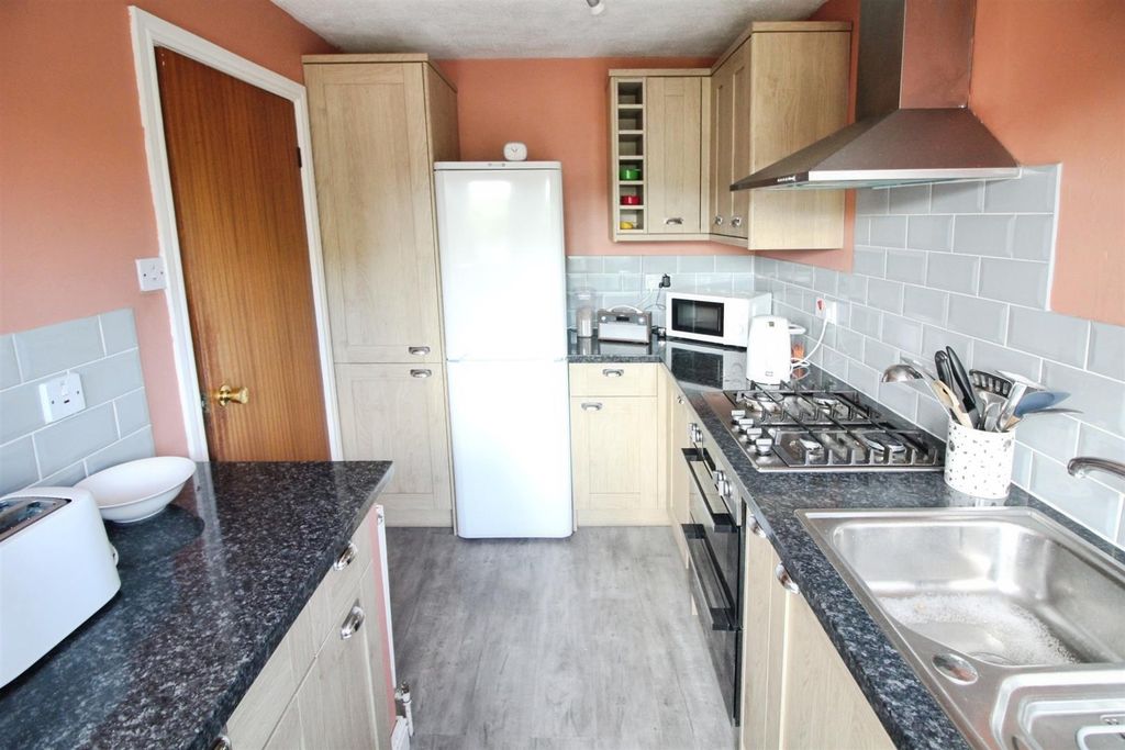 Property photo 3 of 11 Kitchen