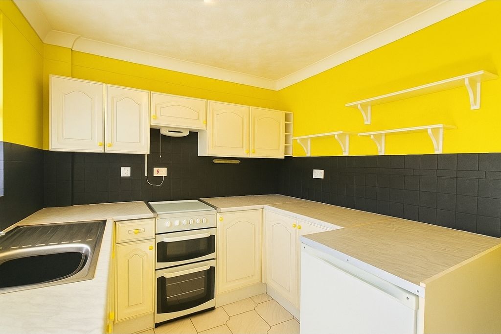 Property photo 3 of 10 Kitchen