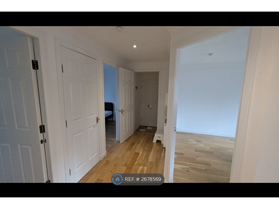 Property photo 2 of 11 Hallway