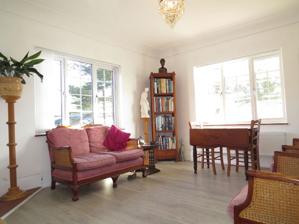 Property photo 2 of 11 Description