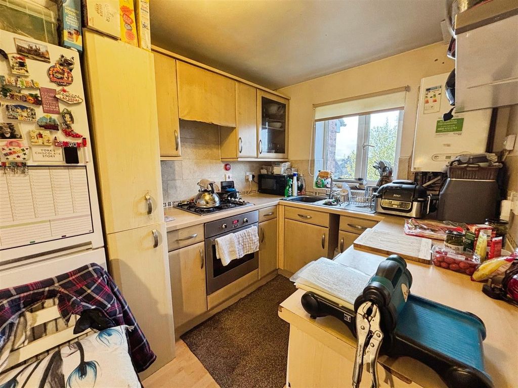 Property photo 2 of 11 Kitchen