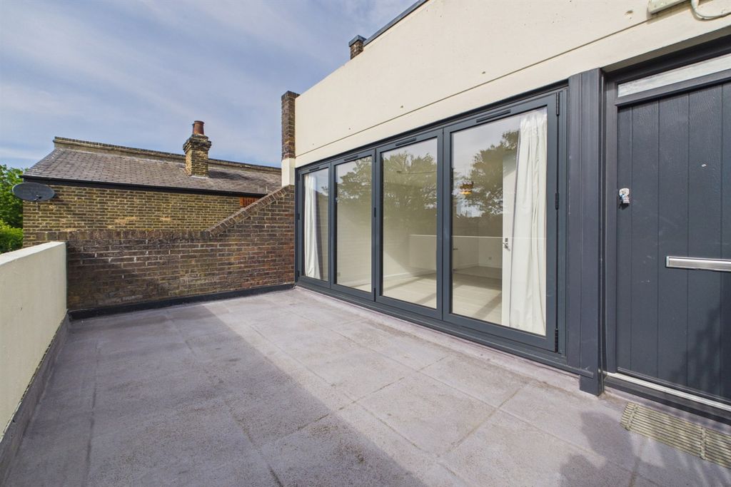 Property photo 2 of 18 Courtyard