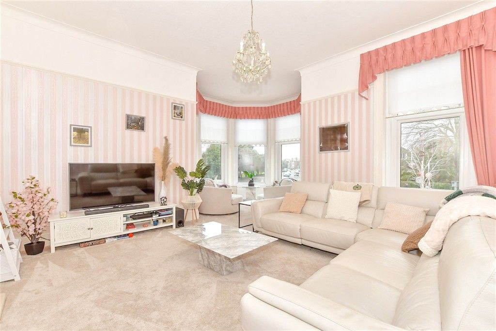 Property photo 3 of 11 Lounge