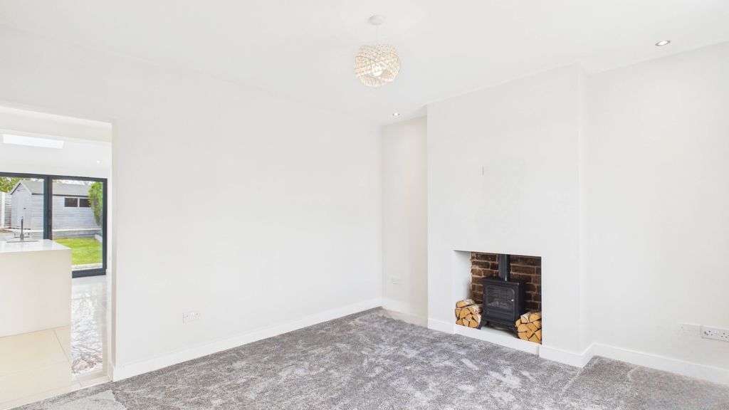 Property photo 3 of 18 Lounge 1