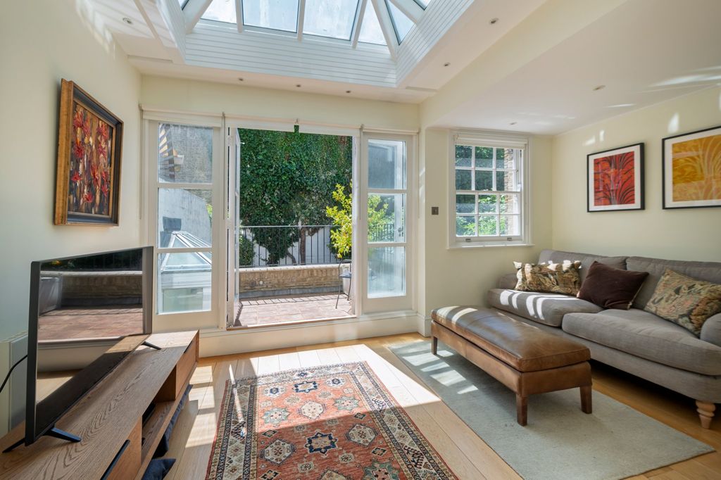 Property photo 2 of 18 Sitting Room