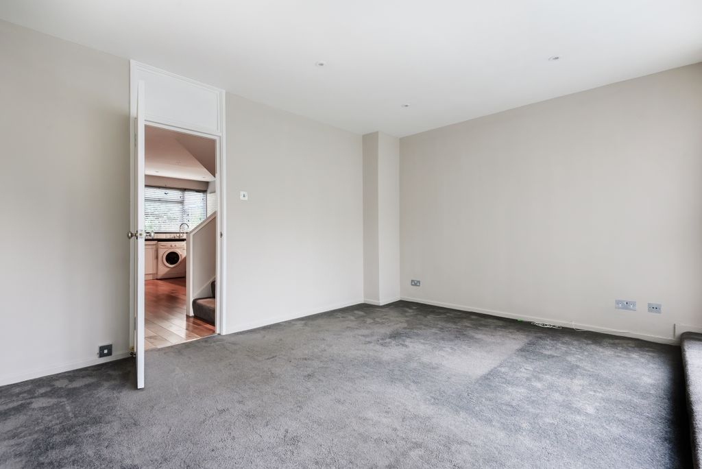 Property photo 3 of 8 787043 (2)