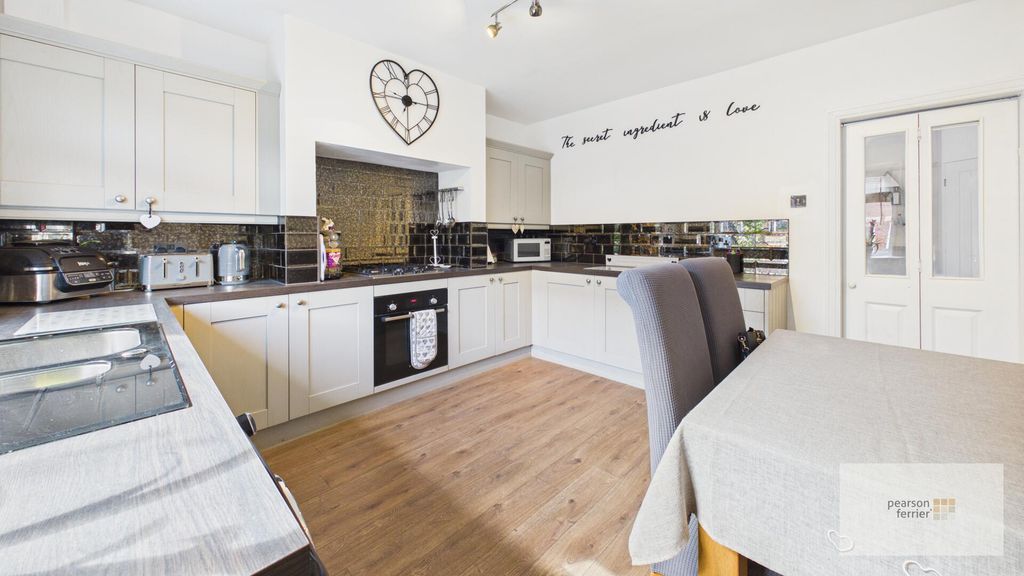 Property photo 3 of 9 Kitchen
