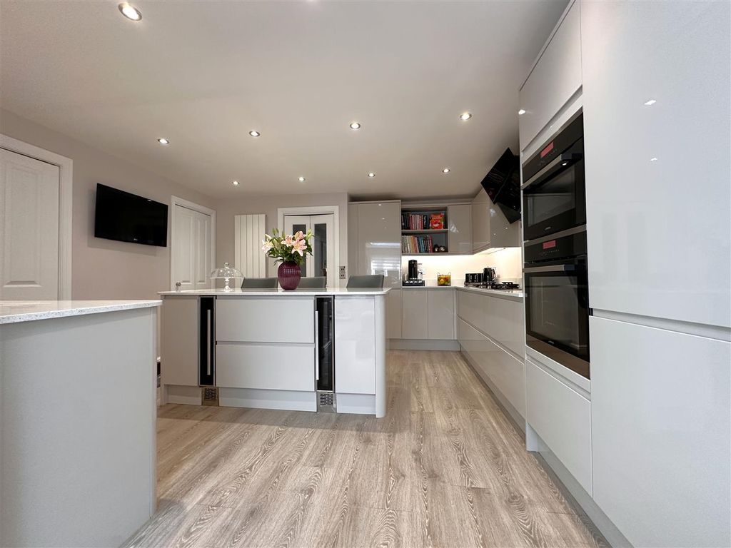 Property photo 2 of 26 Superb Dining Kitchen 482