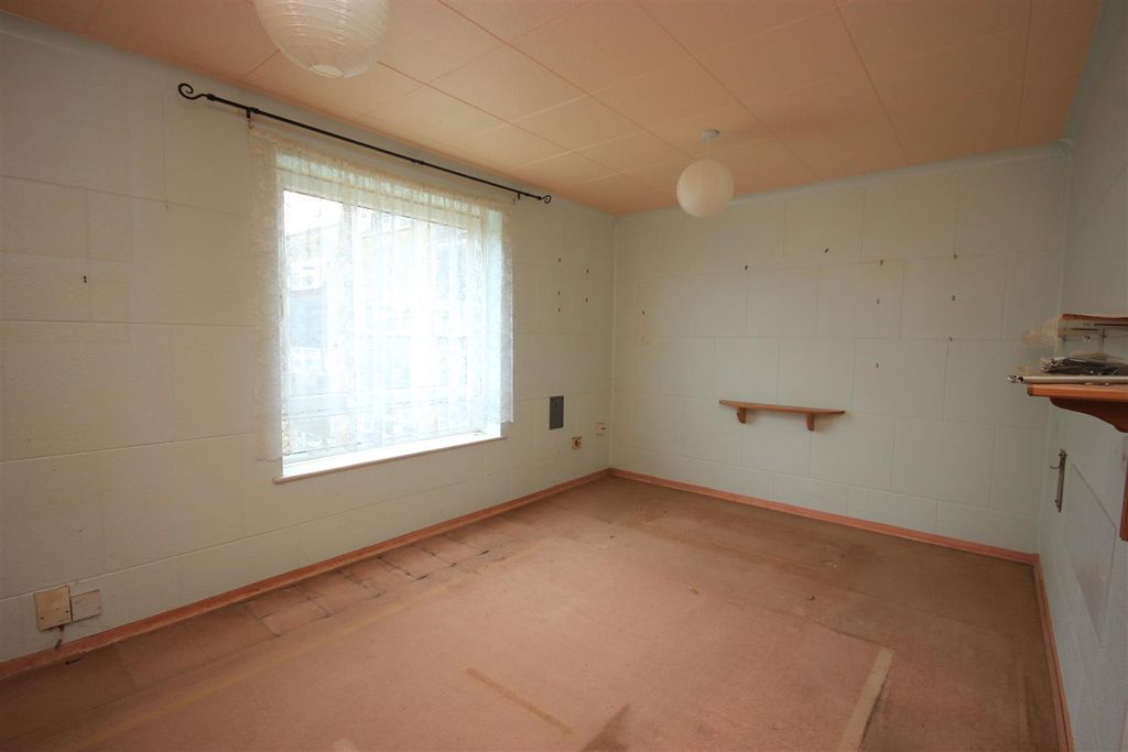 Property photo 2 of 6 Lounge A.Jpg