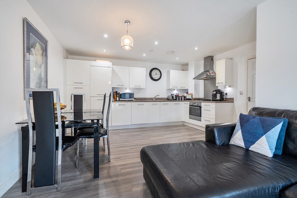 Property photo 1 of 16 Lounge