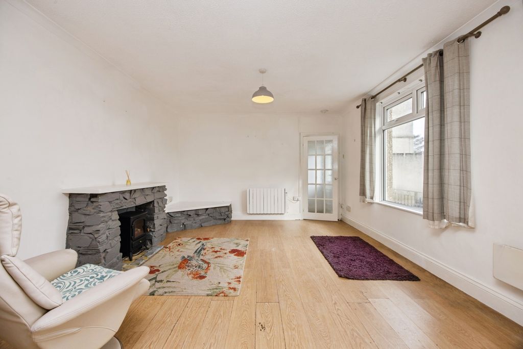 Property photo 2 of 18 Lounge