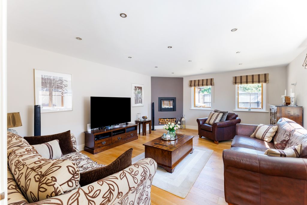 Property photo 2 of 31