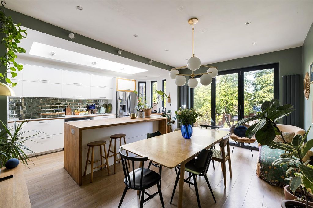 Property photo 3 of 47 Fillebrook Road, E11
