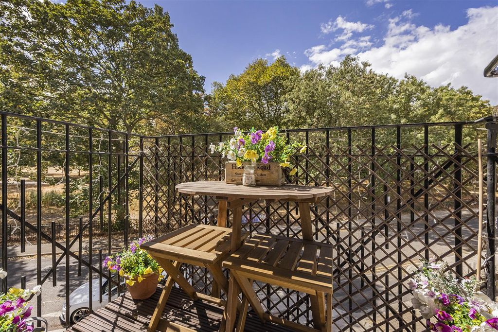 Property photo 3 of 15 14 Riseholme Court Cadogan Terrace -012.Jpg